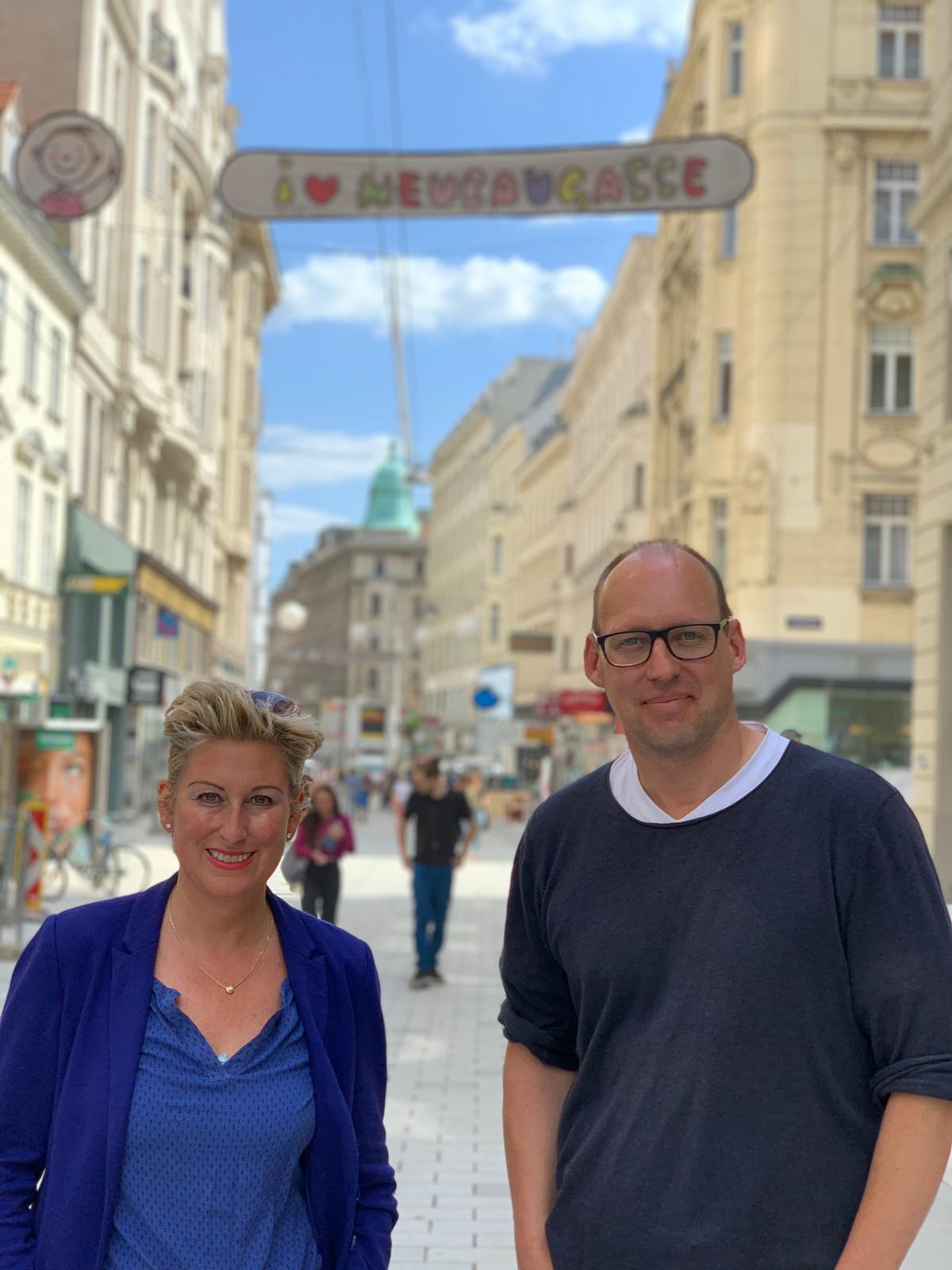 Christina Schlosser und Kurt Wilhelm in der Neubaugasse in Wien