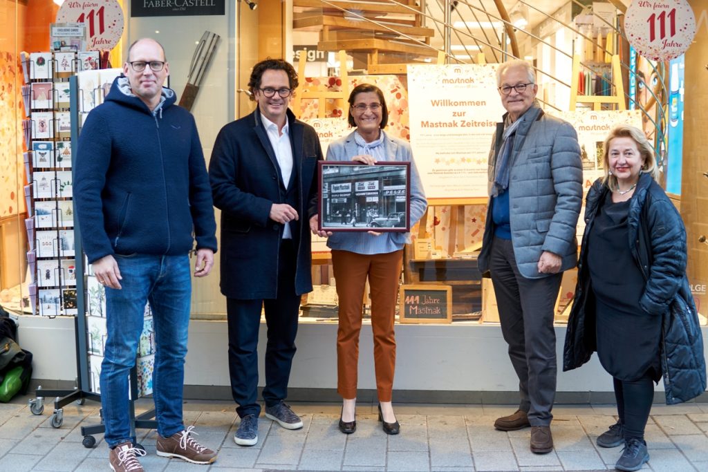 Birgit Payer lud zum 111-jährigen Jubiläum von Mastnak in die Neubaugasse 31. Die IG der Kaufleute am Neubau, die ihr Vater Werner Sopper maßgeblich mitprägte, gratuliert zum Firmenjubiläum.
